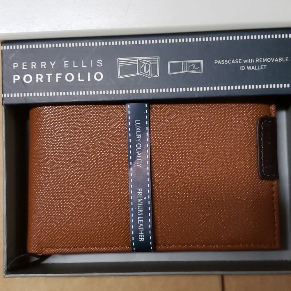 Perry Ellis Portfolio Passcase - Picture 2 of 3